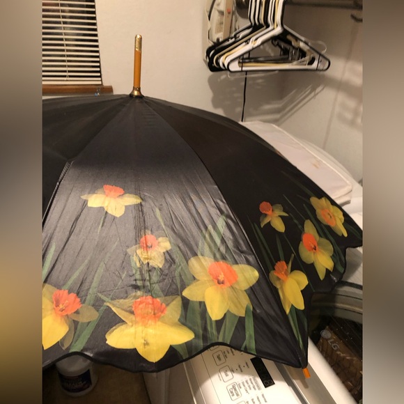 Vintage Daffodil Print Umbrella- 790 $35 or $30 w/offer - Picture 10 of 14